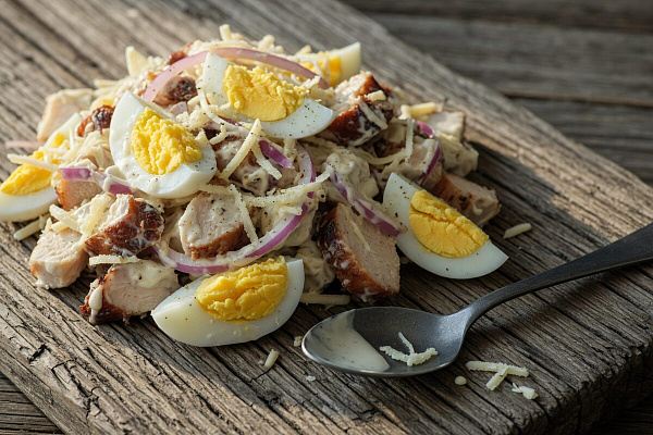 Салат с копчёной курицей и твёрдым сыром — простой рецепт на каждый день